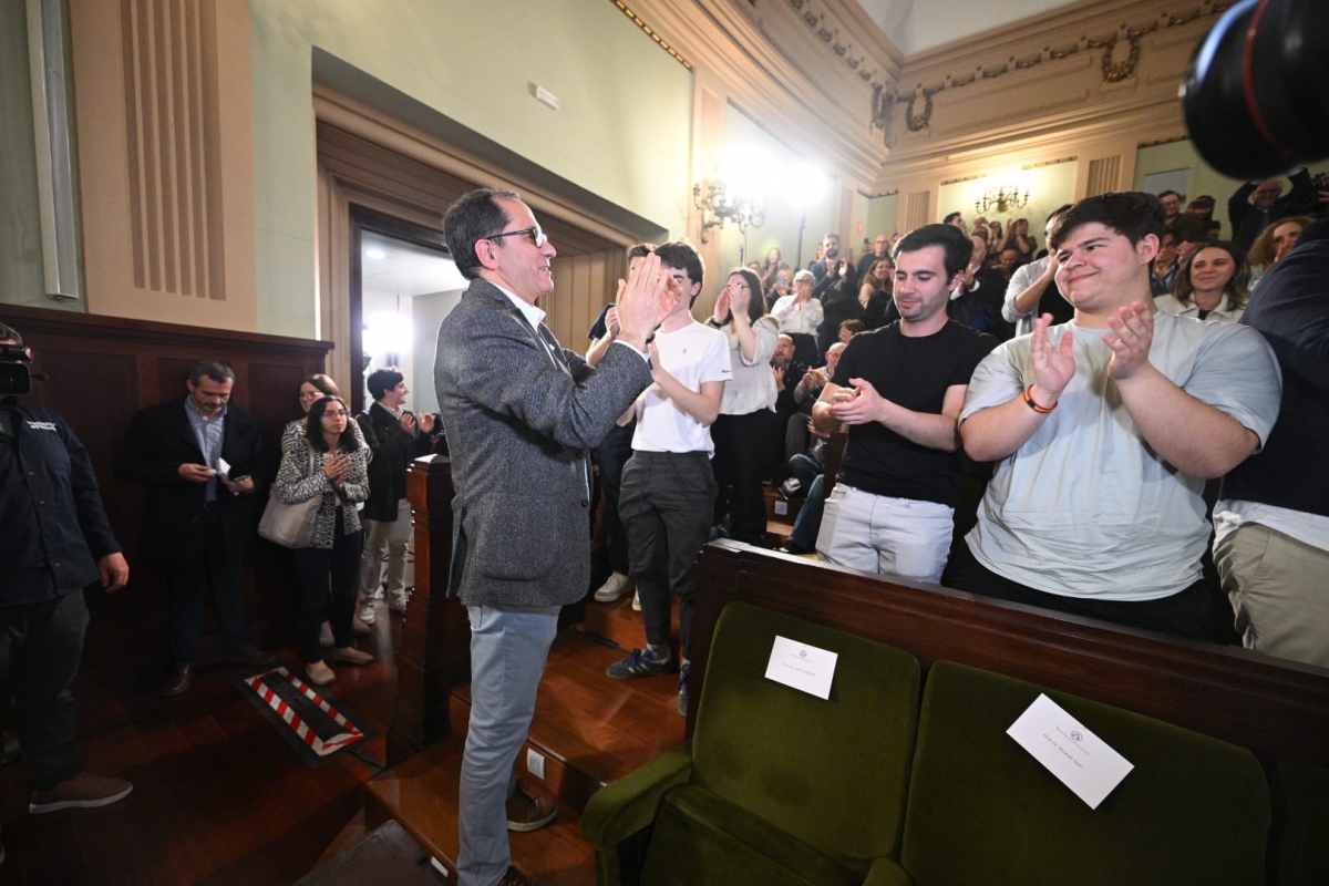 Juan Luis Gandía recibe el aplauso del Aula Magna del Rectorado.