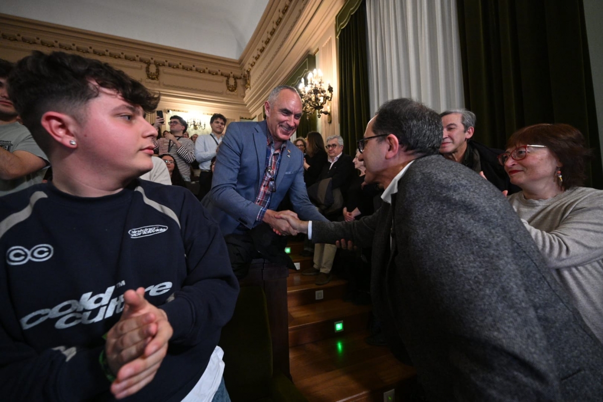 Juan Luis Gandía saluda a Carles Padilla.