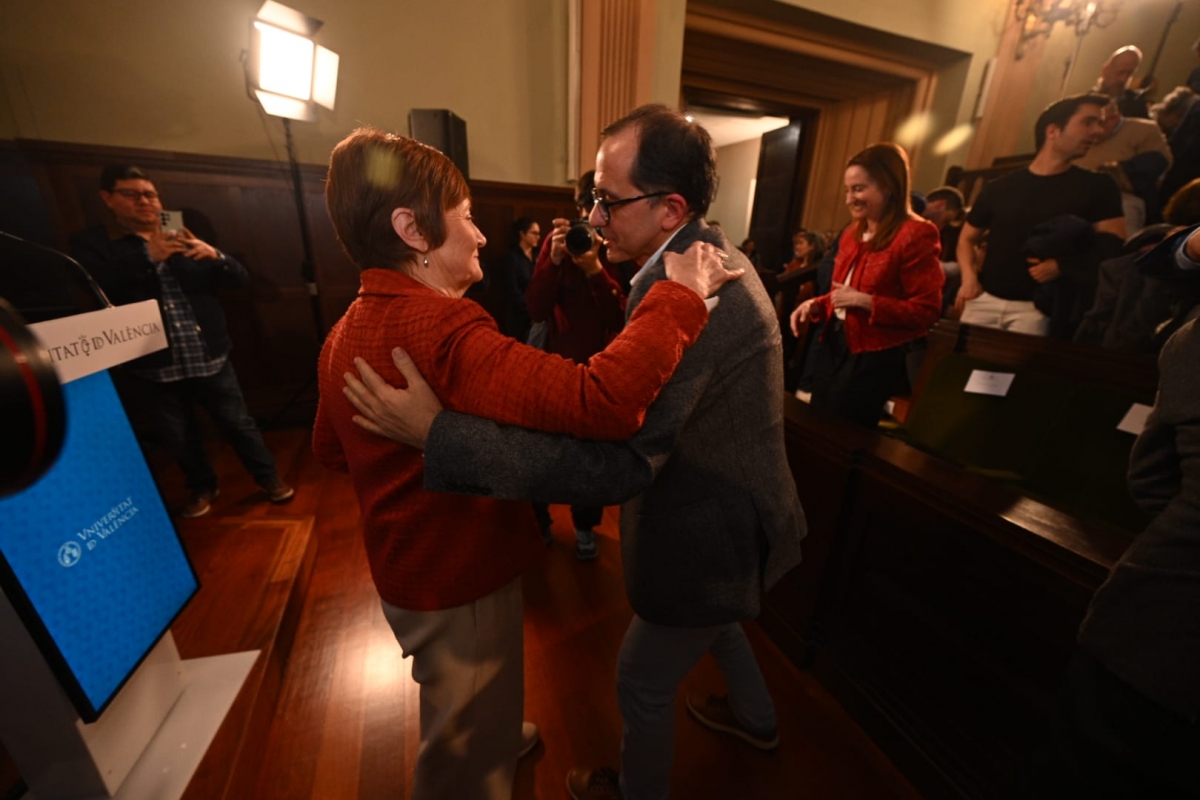 Saludo entre Mavi Mestre y Juan Luis Gandía.