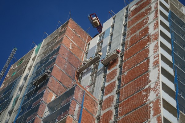 La falta de mano de obra frena el abaratamiento de la vivienda y la guerra de Irán suma presión