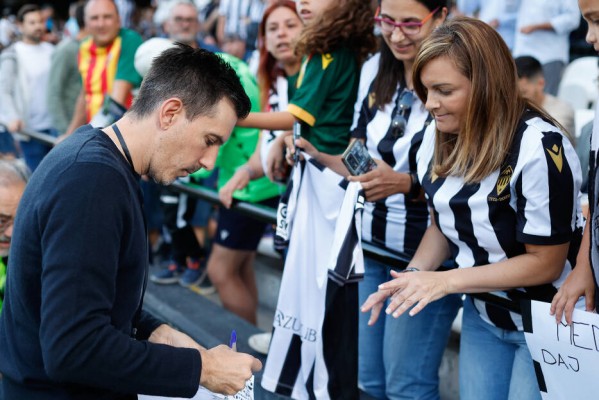 Voulgaris proyecta eliminar el patrocinio en la camiseta del Castellón... sin perder dinero