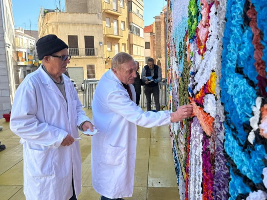Burriana estrena el tapiz de las Fallas inspirado en el Clot de la Mare de Déu