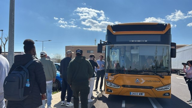 Poca afluencia de viajeros en el primer día de transbordos en Albal tras el corte de Renfe por Fallas