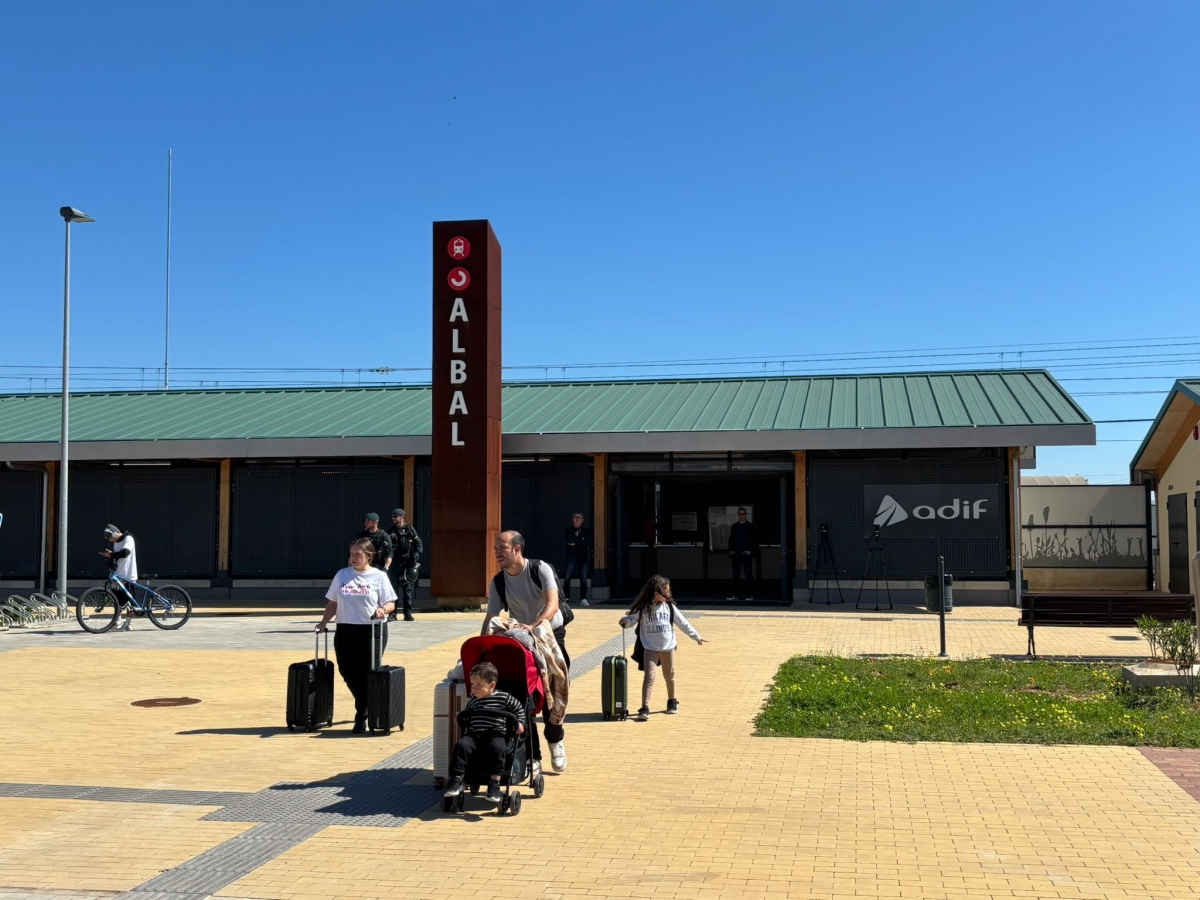 Viajeros salen de la estación de Albal al no haber podido acceder hasta València por el dispositivo de Fallas.