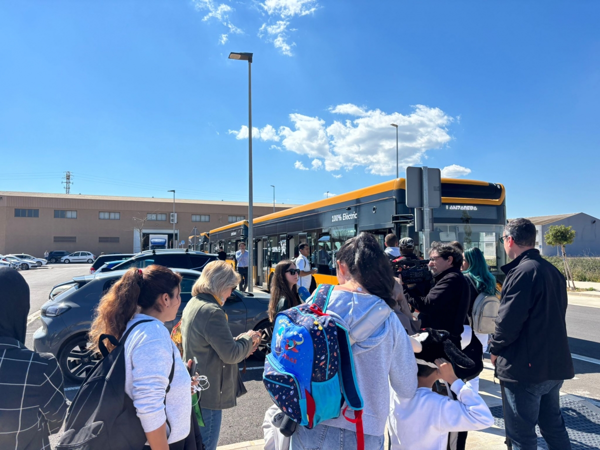 Colas para subir al autobús de la Generalitat en la estación de Albal.