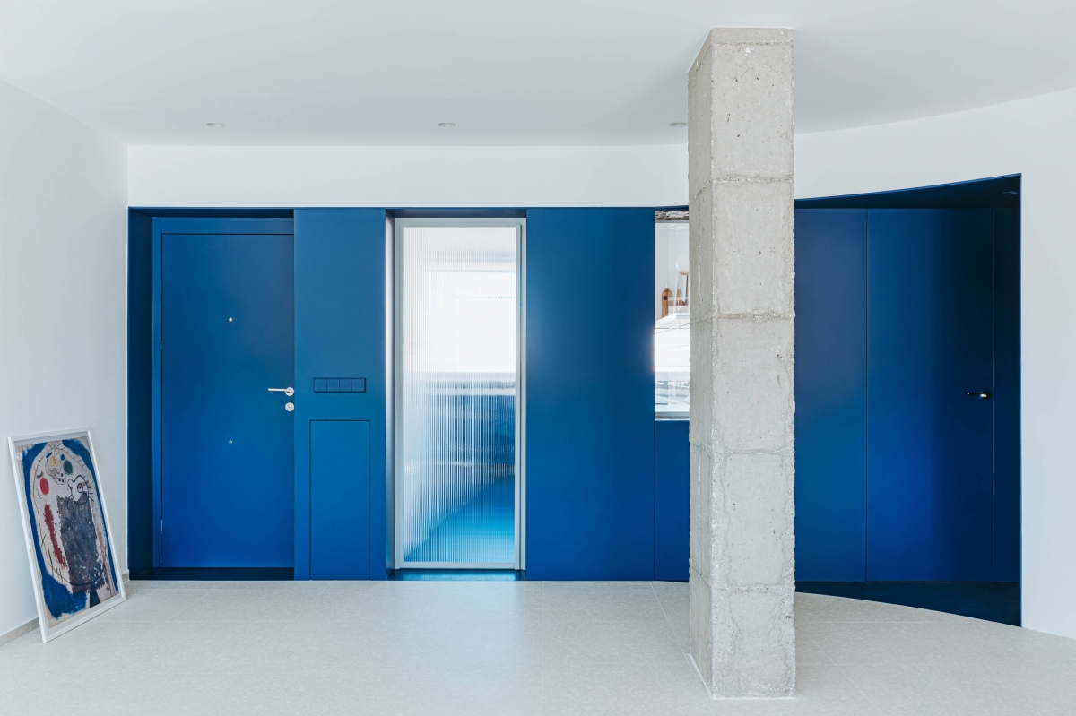 Una casa en Cartagena donde el color, la geometría curva y la luz crean un hogar contemporáneo y nada convencional