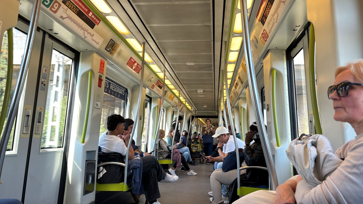 Interior de un metro que circula desde Torrent Avinguda hasta València.