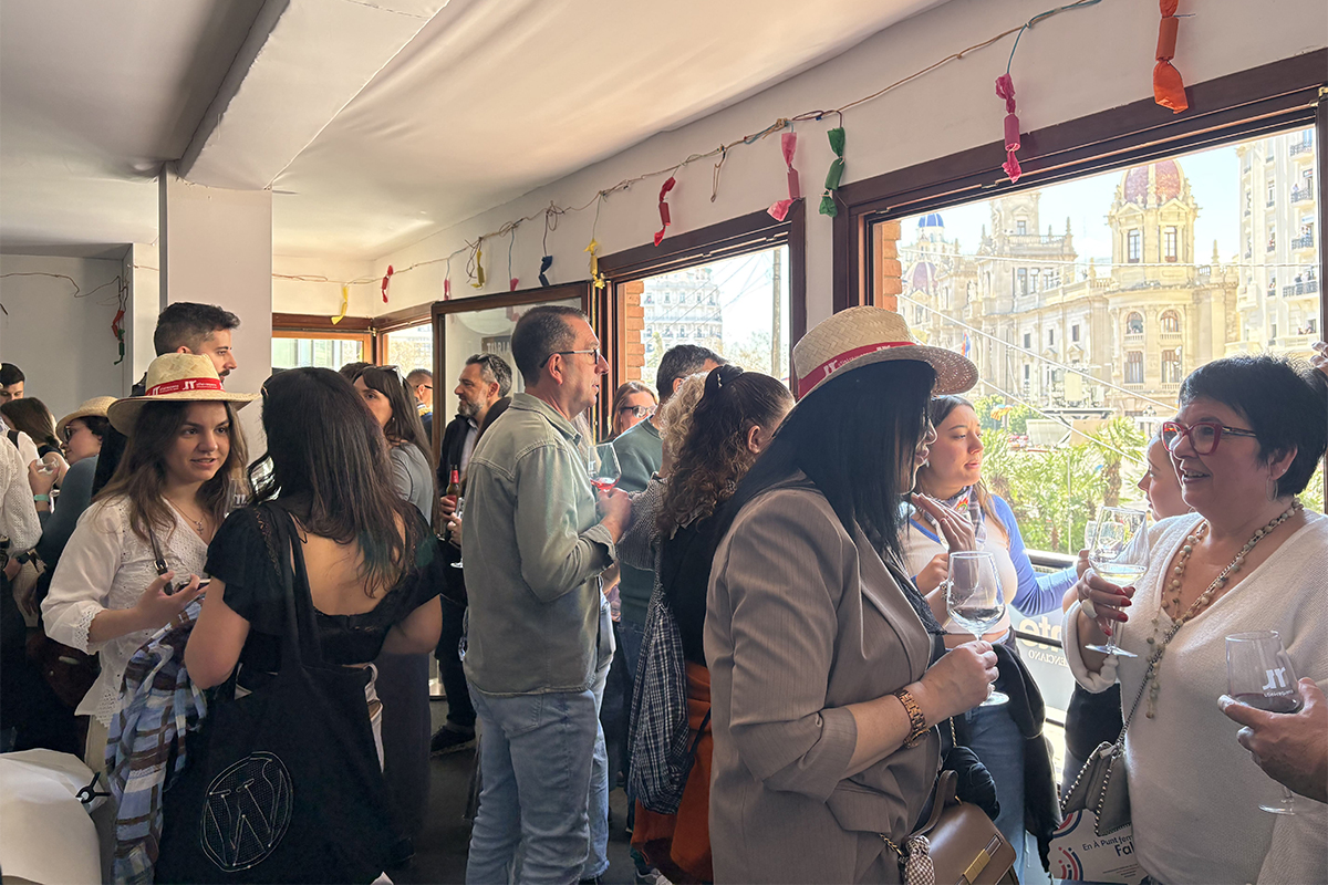 Influencers y winelovers descubren los vinos de la DO Utiel-Requena desde un balcón fallero