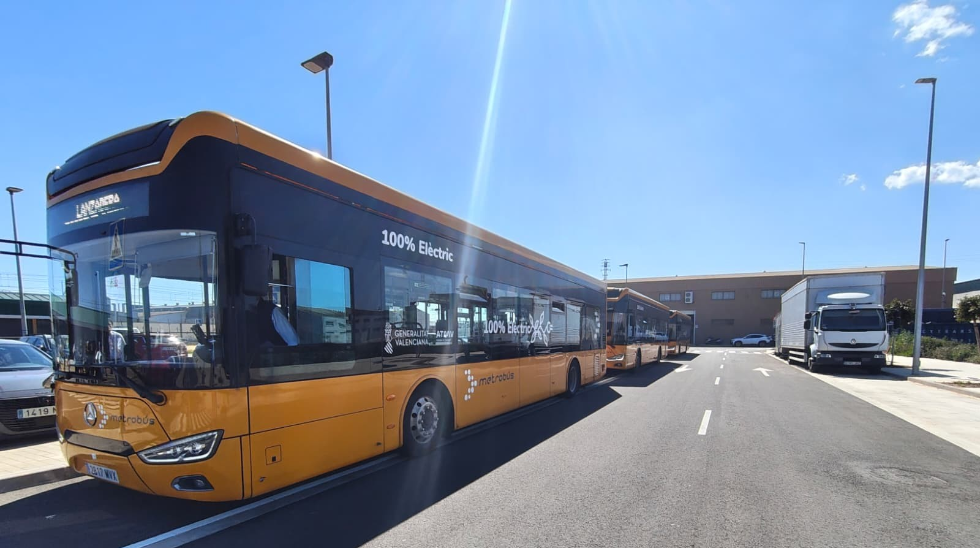 Resignación y poca afluencia en Albal: así fueron los primeros transbordos del plan de Renfe por la mascletà