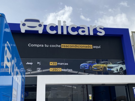 Clicars aterriza en la carretera de Ocaña de Alicante con un centro experiencial de vehículos reacondicionados 