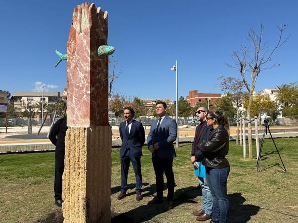 Una escultura de Nicolás de Maya en el Parque Almansa de San Javier rinde homenaje al Entierro de la Sardina
