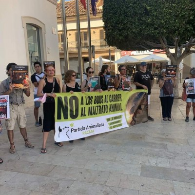 Activistas piden la abolición de la tauromaquia a las puertas del Ayuntamiento de Alfafar 