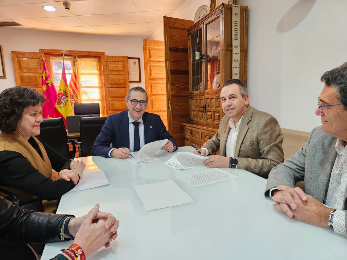 El rector de la Universidad de Murcia gana el Jubileo durante su visita institucional a Abanilla