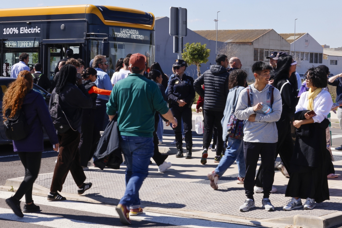Catalá y Bernabé aplazan a 2027 la solución de los Cercanías en Fallas tras tres horas de reunión
