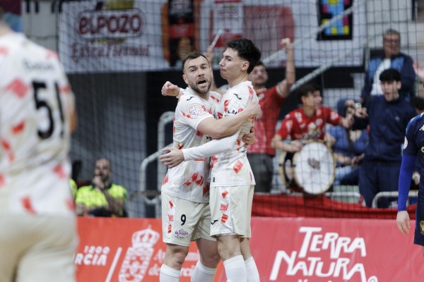 ElPozo remonta y, con más solidez que brillo, consolida el liderato y llega lanzado a la Copa 