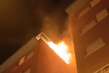 Arde un ático en el barrio de San Antón de Murcia y desalojan a los vecinos