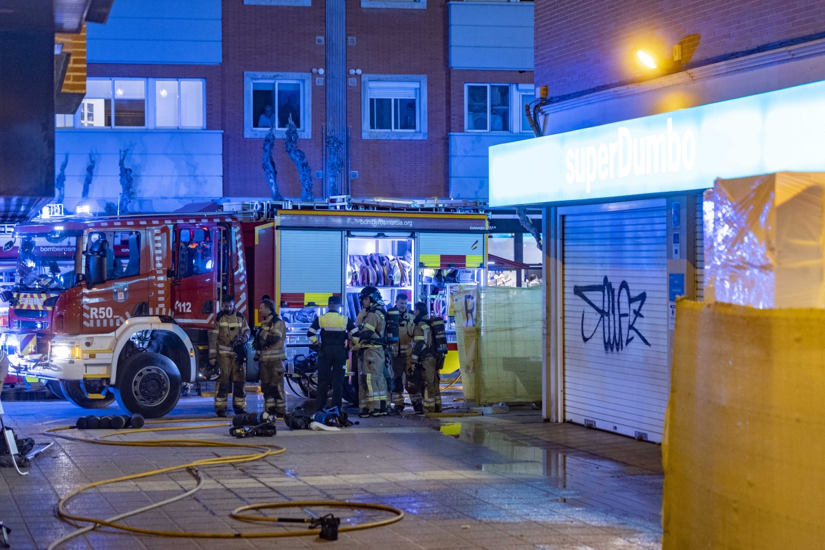 Bomberos de Murcia, en un Incendio en un ático del barrio de San Antón.