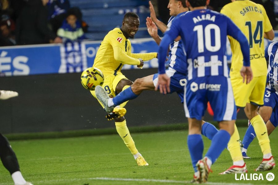 Nicolás Pépé salva el empate en el 98 suspiro ante un Alavés que se adelantó por un autogol Rafa Marín