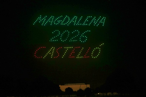 Más de 300 drones y un piromusical iluminan Castelló en una espectacular pirotecnia