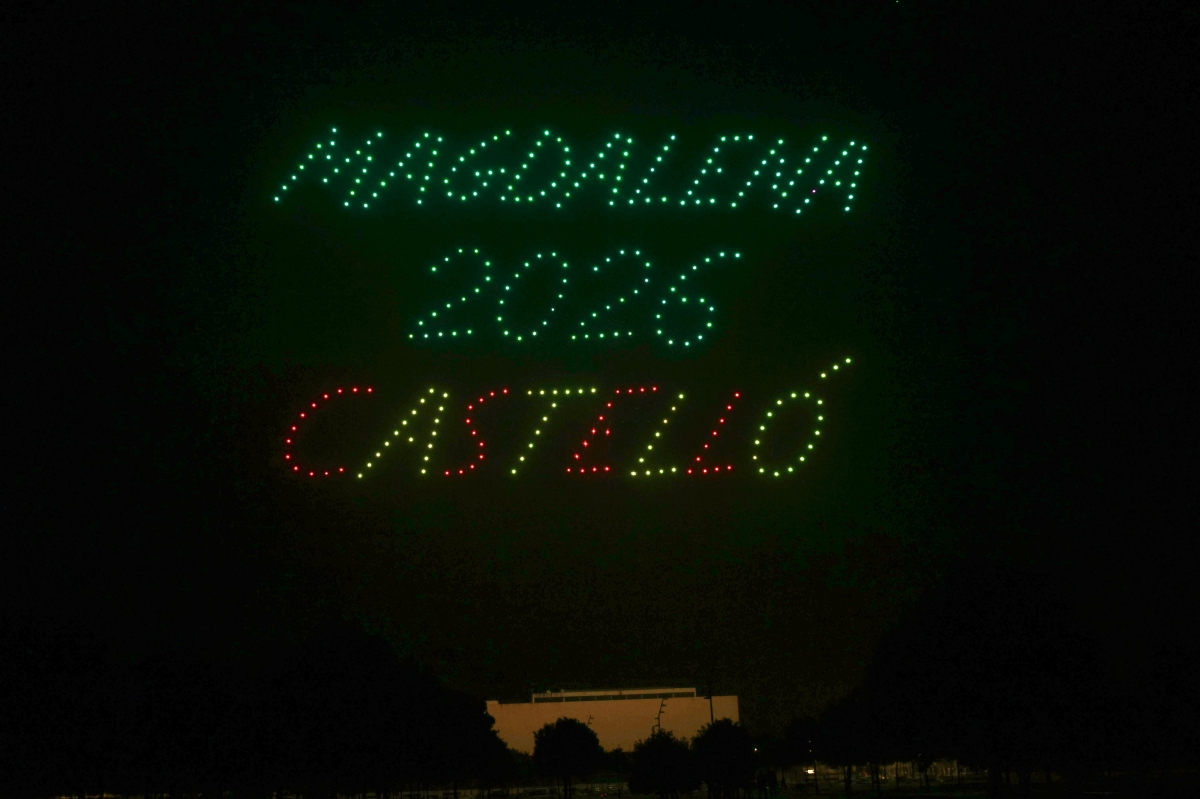 Más de 300 drones y un piromusical iluminan Castelló en una espectacular pirotecnia