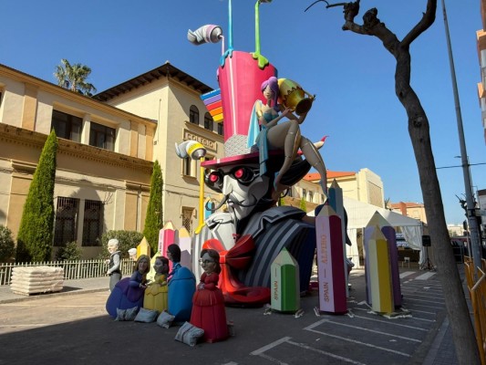 Burriana se llena de arte con el montaje de sus monumentos falleros