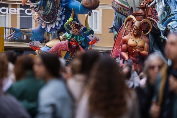 Las fallas emergen en una 'plantà' que llama a la paz con ingenio, sátira y color