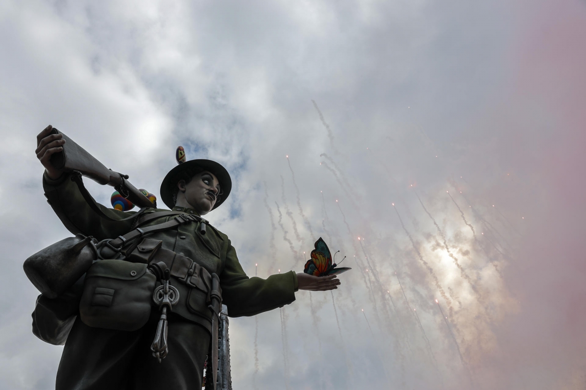 Una potente mascletà da la bienvenida a los días grandes de las Fallas de 2026
