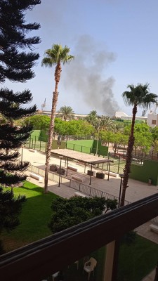 Un incendio en el Puerto de Alicante deja una columna de humo visible en toda la ciudad 