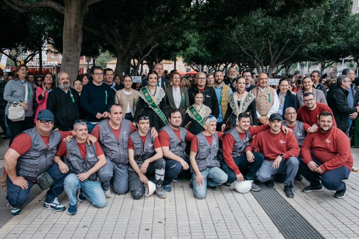 La penúltima mascletà de Magdalena, con 153 kilos de material pirotécnico, hace las delicias de los aficionados