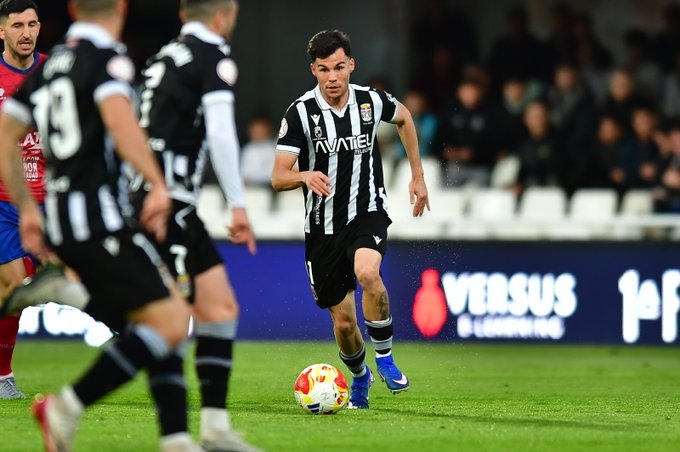 El Efesé, que hace méritos para ganar, se estrella contra el portero del Teruel y lleva tres 0-0 seguidos