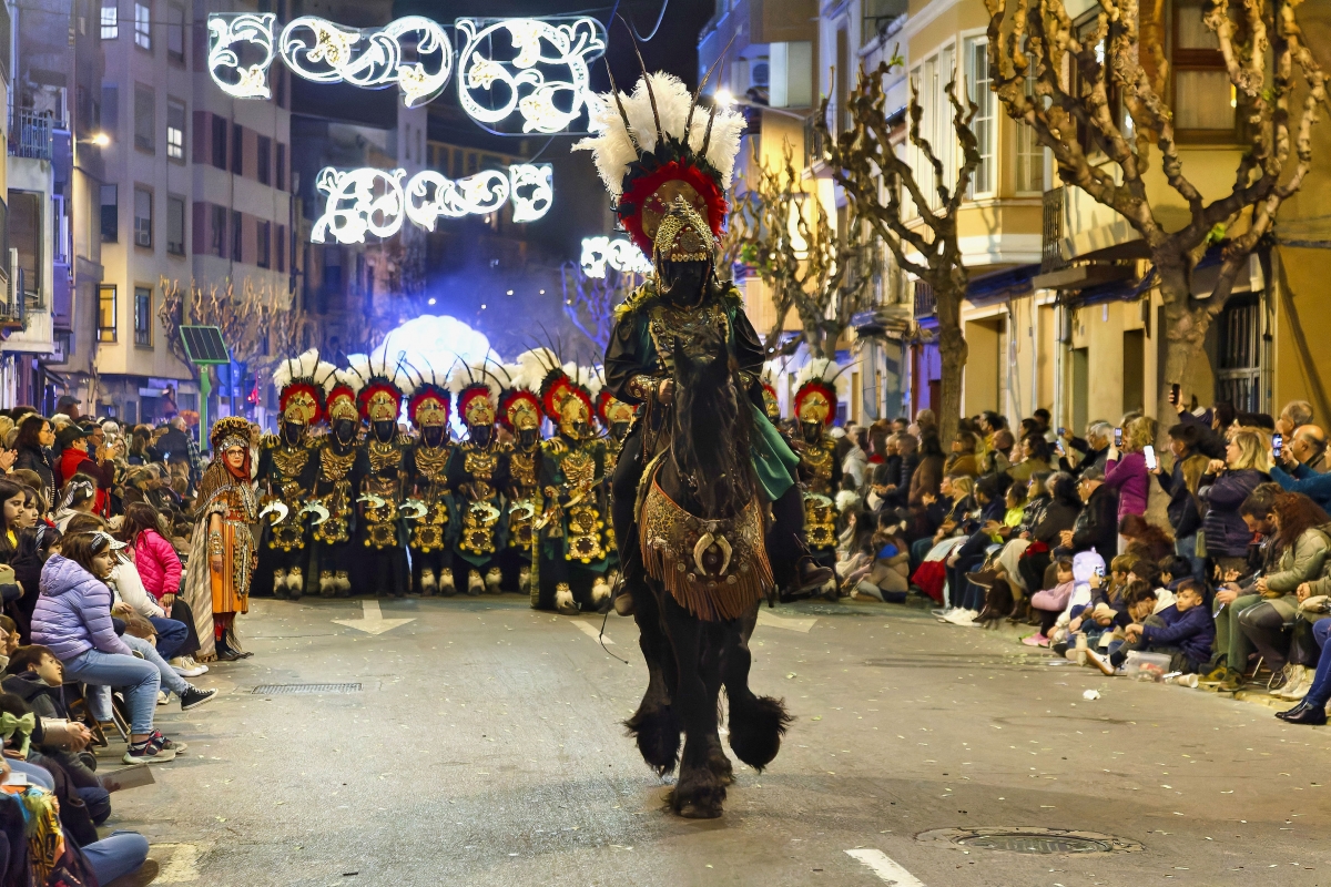 El legado andalusí hecho desfile abrocha con lujo, color y música medio siglo de Moros d’Alqueria 