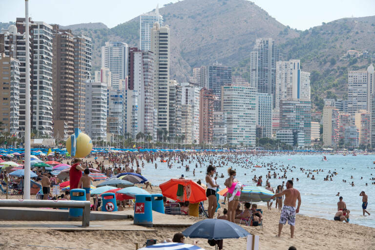 España impulsa las playas inteligentes ante la llegada masiva de turistas