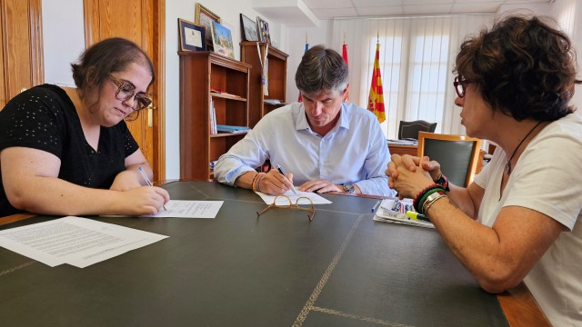 El Ayuntamiento de la Vila y la asociación de vendedores del Mercat colaboran para promover el comercio local