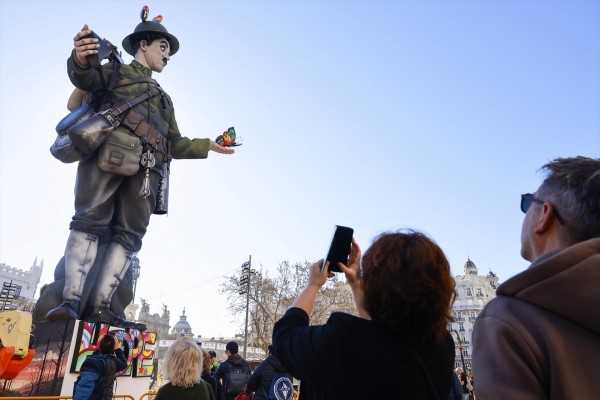 Cambian de lugar un ninot de la falla municipal de València tras detectarle unas grietas