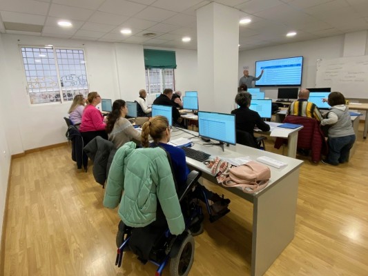 Casi 800 desempleados reciben formación para emprender en la Región de Murcia en 2025