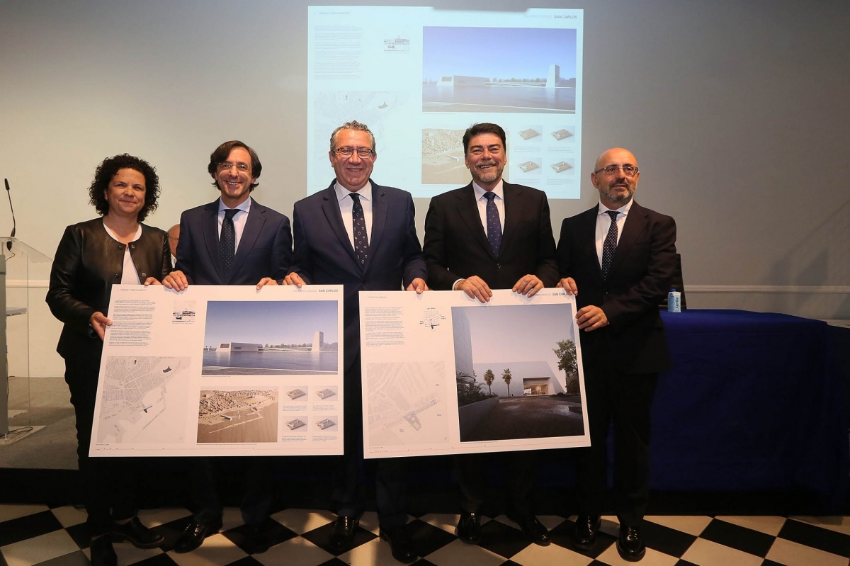 Sellés, Rodríguez, Pérez, Barcala y Cortés, con los diseños del centro de congresos de Alicante.