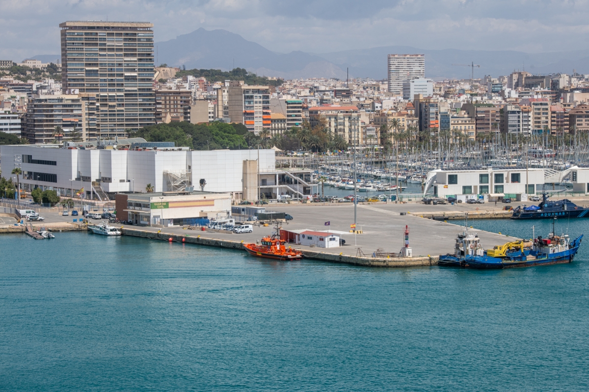 Vista de la explanada del muelle 9 del Puerto de Alicante.