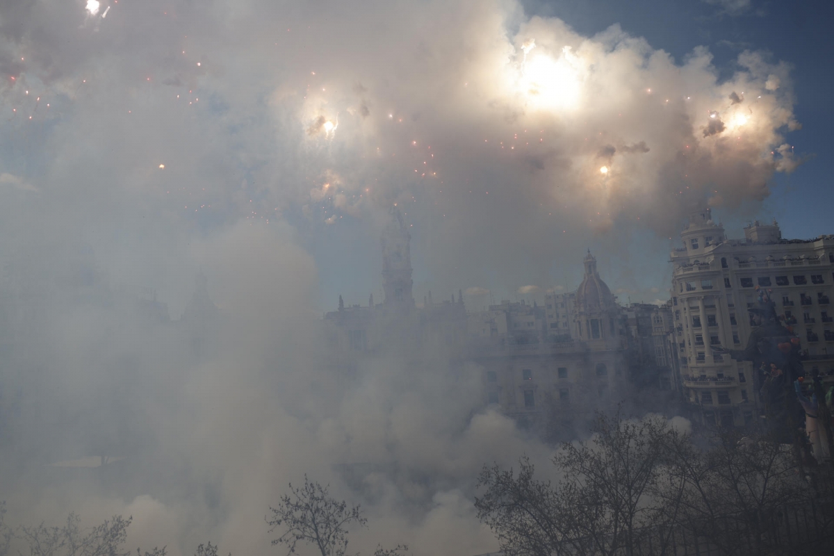 València se rinde al color, el ritmo y el ruido de la mascletà que abre la Semana fallera