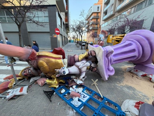 El viento provoca la caída del elemento principal de la falla Escultor Vicente Pallardó de Torrent