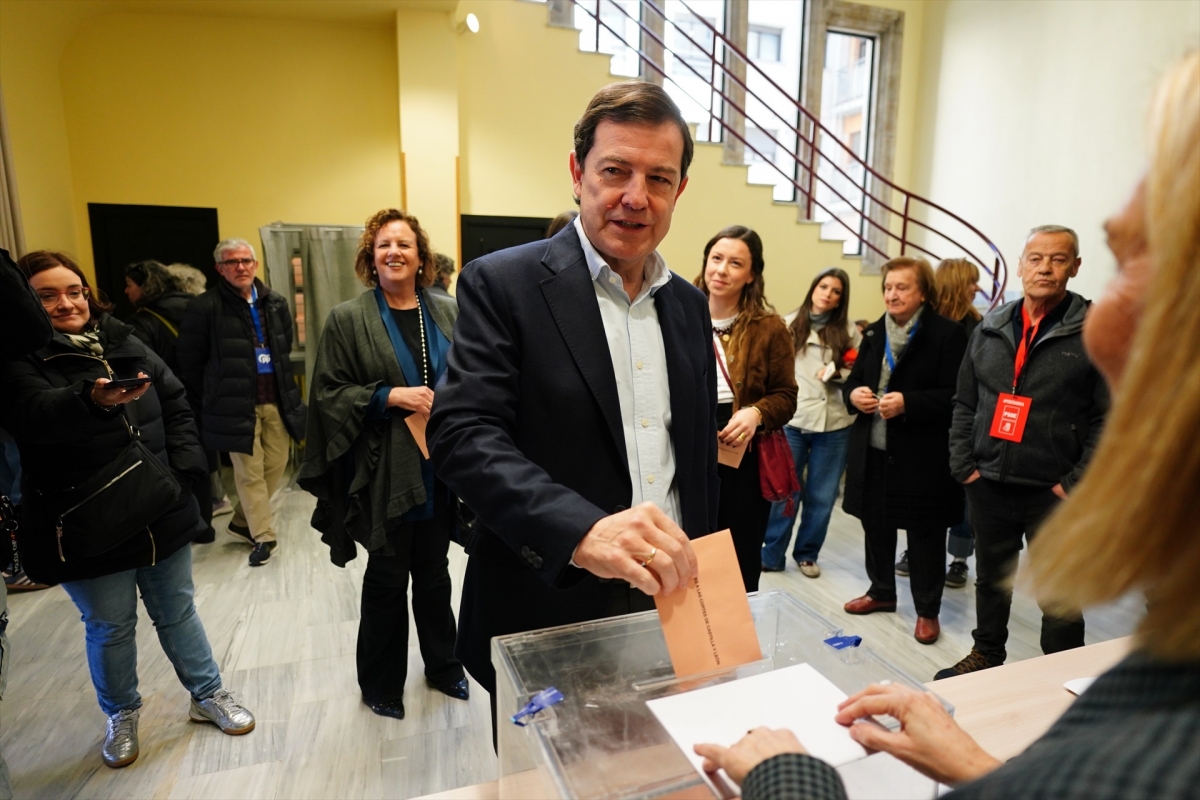 El PP ganaría las elecciones de Castilla y León y Vox rompería la barrera del 20%, según los sondeos