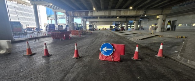 Las empresas de autocares de Alicante exigen alternativas para recoger pasajeros en el aeropuerto