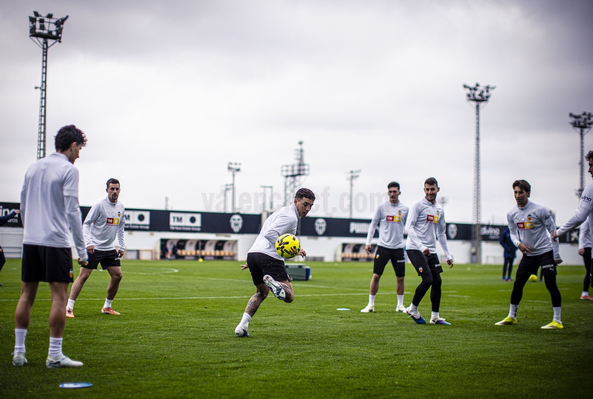 Thierry, al borde de la sanción: Renzo Saravia más cerca de su oportunidad