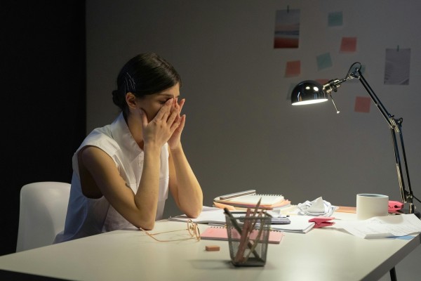 La sobrecarga laboral y la falta de protección aumentan las incapacidades por salud mental