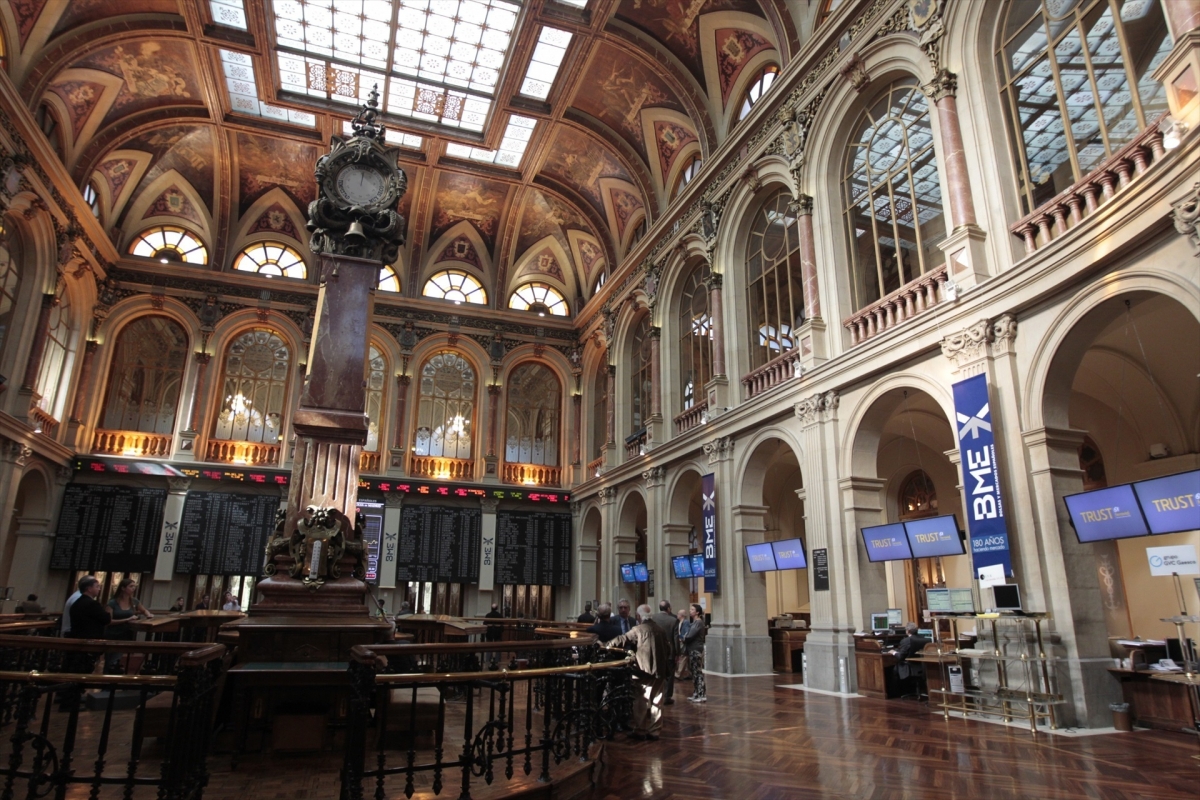 El Ibex 35 se mantiene estable a media sesión, en los 17.000 puntos, atento a la Fed y BCE esta semana