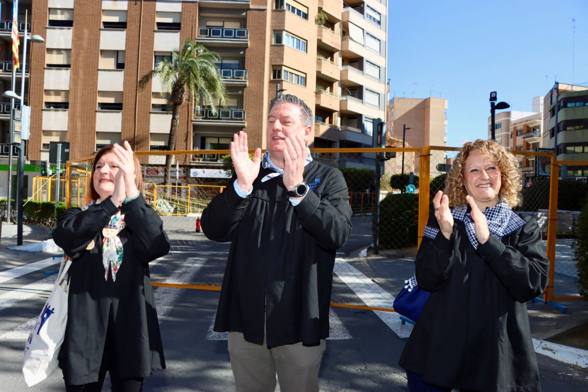 Amparo Folgado y Arturo García, al inicio de la I Ruta Inclusiva de Fallas de Torrent. - Foto: AYUNTAMIENTO DE TORRENT Amparo Folgado y Arturo García, al inicio de la I Ruta Inclusiva de Fallas de Torrent.