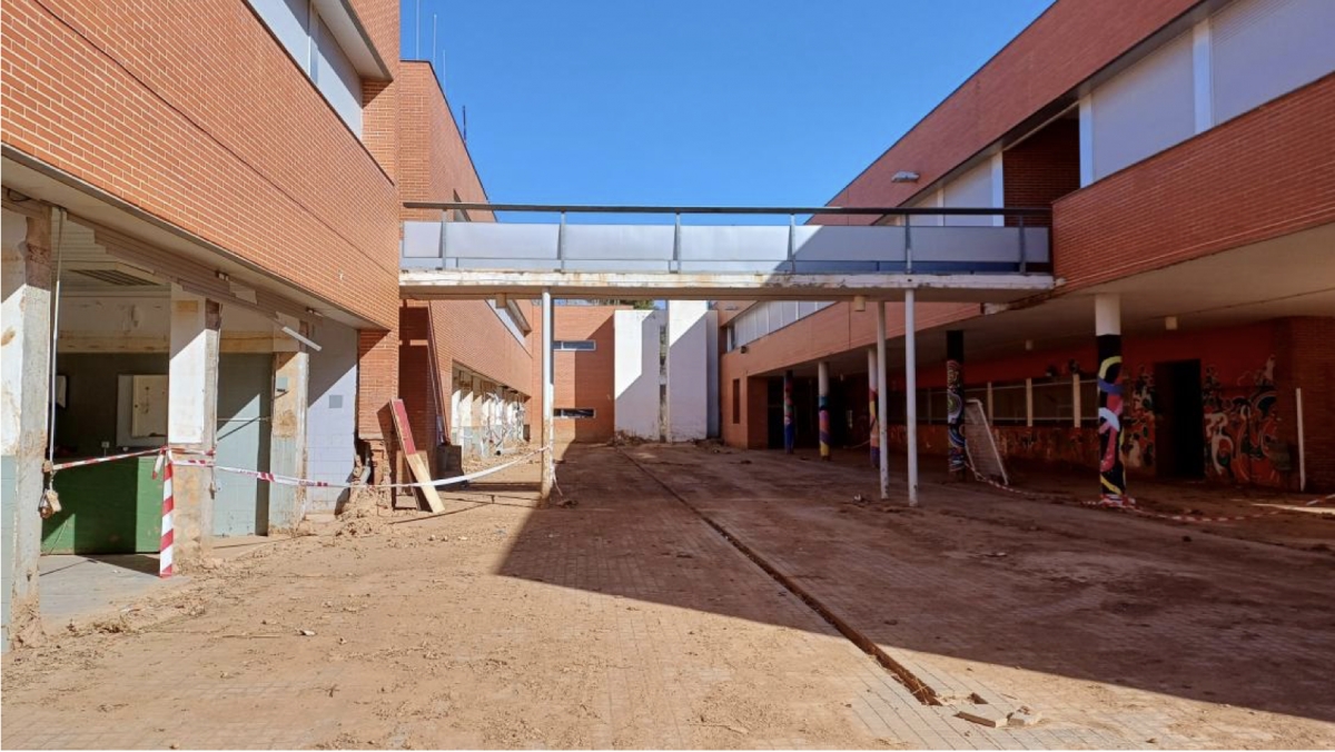 Uno de los patios del IES Alameda de Utiel, afectado por la Dana. - Foto: WINDMILL Uno de los patios del IES Alameda de Utiel, afectado por la Dana.