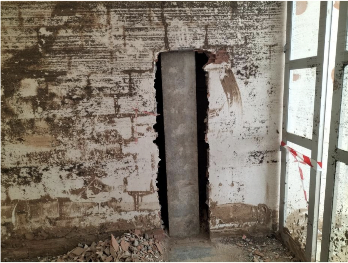 Cata en revestimiento de pilar de planta baja. - Foto: WINDMILL Cata en revestimiento de pilar de planta baja.