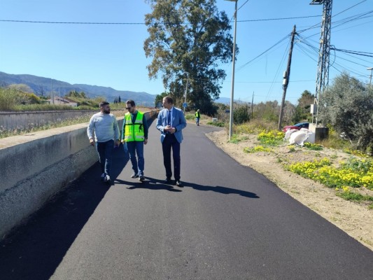 Los Dolores estrena asfalto tras la renovación integral del Camino de la Mota de los Alemanes