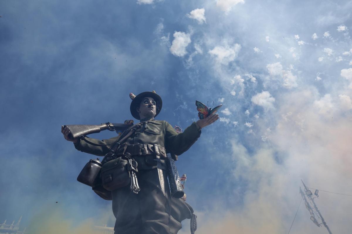 La mascletà homenajea al mundo fallero y reparte su ritmo y sonoridad por toda la plaza