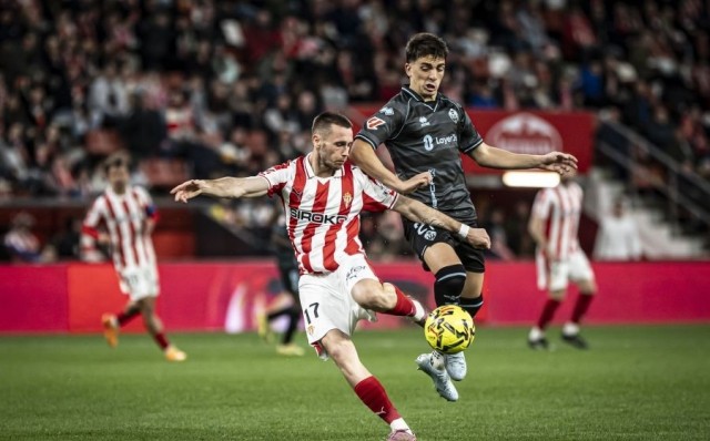 El Castellón prolonga su mala racha con otra dura derrota, en El Molinón